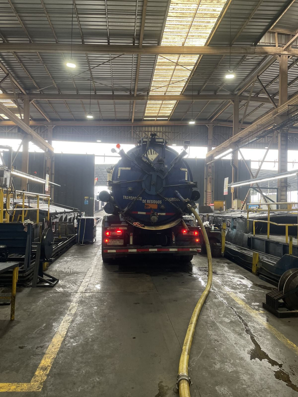 Camión de vacío realizando una operación de succión en una planta industrial