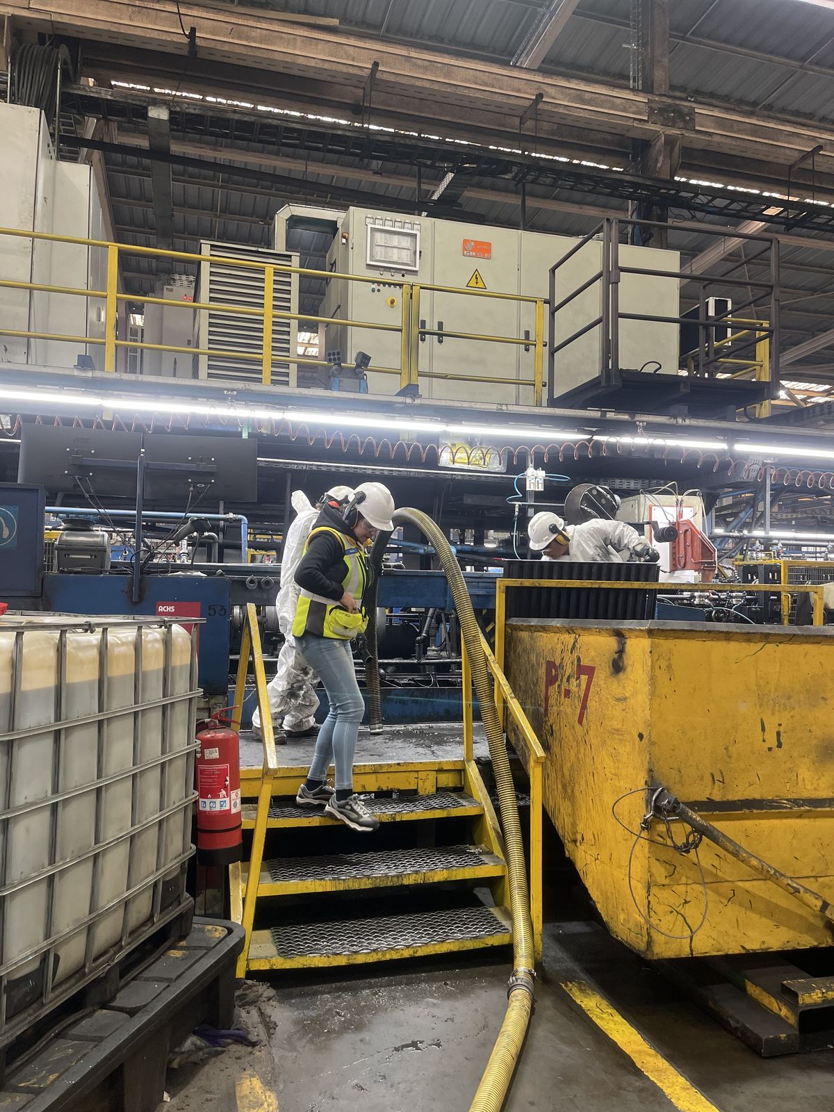 Equipo especializado realizando limpieza de un foso industrial
